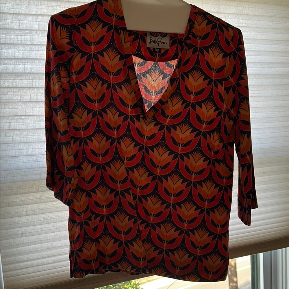 Stylish Lesley Evers Women's Top with Vibrant Pattern